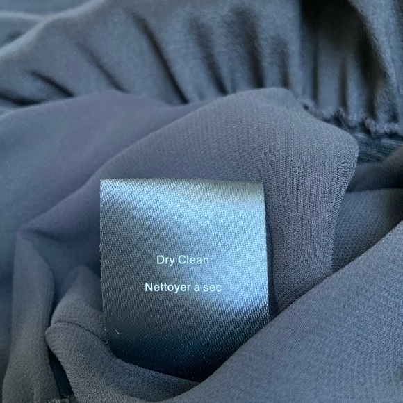 ARITZIA 100% silk black v-neck short-sleeve jumpsuit - Picture 6 of 7